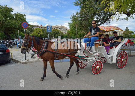 Calèche décorée dans la vieille ville de Corfou, Kerkyra, Corfou, îles Ioniennes, Grèce Banque D'Images