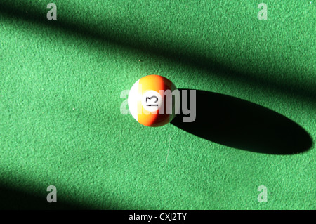 C'est une photo d'un détail d'un snooker avec quelques solides rayon de soleil et ombre. Nous pouvons voir le snooker boule noire 13 Banque D'Images