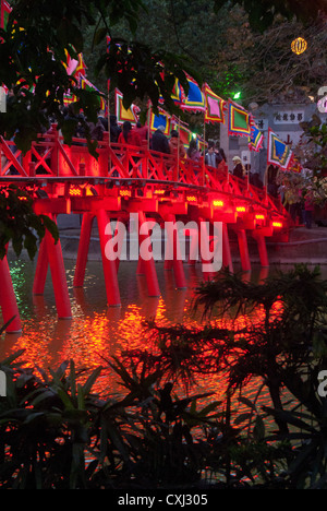 (Le Pont de Huc Huc, qui signifie la lumière du soleil du matin) pont menant à temple sur une île dans le lac Hoan Kiem, Hanoi, Vietnam Banque D'Images