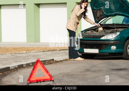 Panne de voiture couple appelant à l'assistance routière moteur rechercher Banque D'Images