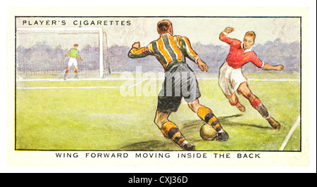 Carte de cigarettes ; conseils sur l'Association "Football" (John Player & Sons, 1934) avant de l'aile se déplaçant à l'intérieur de l'arrière Banque D'Images