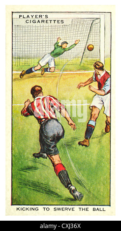 Carte de cigarettes ; conseils sur l'Association "Football" (John Player & Sons, 1934) Coups de dévier la balle Banque D'Images