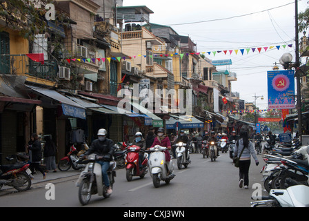 Motos et scooters dans rue commerçante, Vieille Ville, Hanoi, Vietnam, Banque D'Images