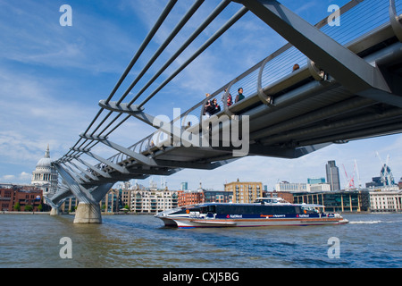 London , South Bank , Millennium Bridge avec voile en passant par le dessous et la Cathédrale St Paul & City of London School, à l'arrière-plan Banque D'Images