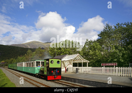 Train à vapeur à voie étroite sur l'Llanberis Lake Railway, Snowdonia, Nord du Pays de Galles. Banque D'Images