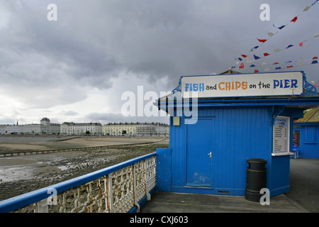 Fish and chips kiosque sur le jetée de Llandudno, Conwy, au nord du Pays de Galles. Banque D'Images