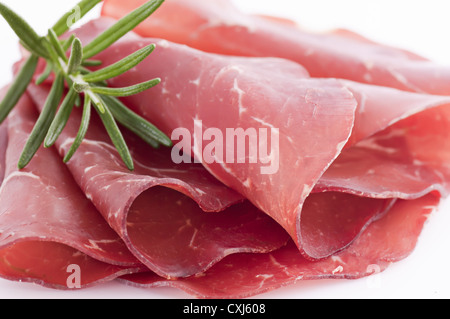 Tranches de viande pressée comme laminées sur gros plan une plaque blanche Banque D'Images