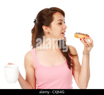 Fit young woman having un beigne et café (sur fond blanc) Banque D'Images