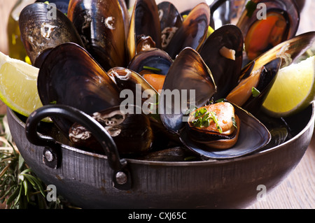 Moules au vin blanc comme libre dans un fait-tout Banque D'Images