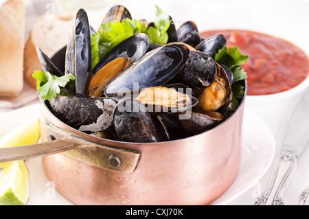 Les moules en cocotte Banque D'Images