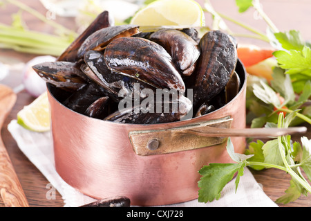 Les moules en cocotte Banque D'Images