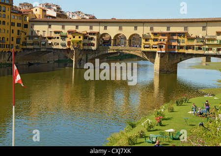 Le Ponte Vecchio, ou Vieux Pont, de l'autre côté de la rivière Arno, à Florence (Firenze), Italie construit 1345 Banque D'Images