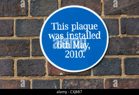 'Blue Plaque' par Eilidh courte lit simplement 'Cette plaque a été installée le 6 mai 2010.' Banque D'Images