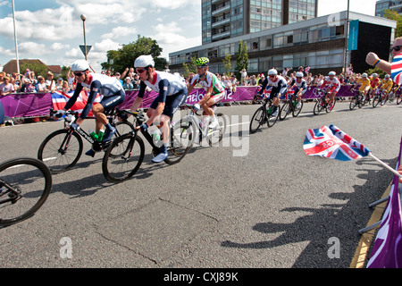 L'équipe Sky et Bradley Wiggins en compétition aux Jeux Olympiques de Londres en 2012 men's cycling road Race Banque D'Images