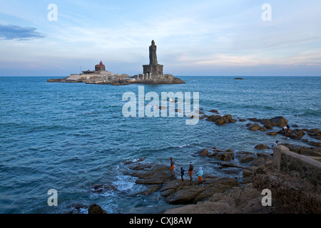 Vivekananda memorial rock et Thiruvalluvar statue. Kanyakumari. Le cap Comorin. L'Inde Banque D'Images