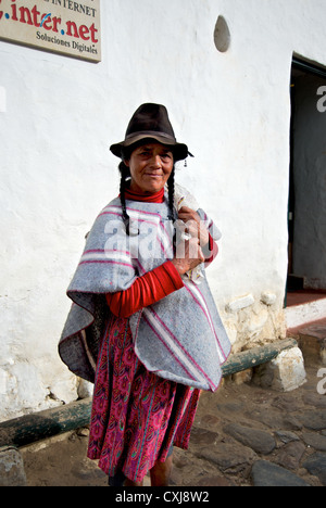 Portrait d'une vieille femme portant des vêtements traditionnels Colombian. La Colombie, l'Amérique du Sud Banque D'Images