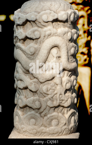 Balustrade de marbre ancien sculpté avec dragon dans le Temple du Ciel Banque D'Images