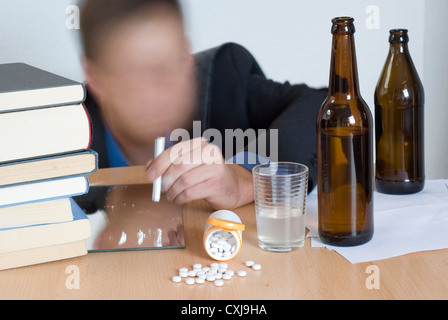 Businessman mélanger alcool, pilules et de la cocaïne dans le bureau. Effet de mouvement flou. Banque D'Images