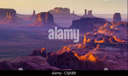 Coucher de soleil pourpre sur le Monument Valley, photographié à partir de la Hunt's Mesa. Banque D'Images