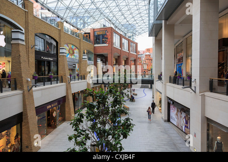 Boutiques à l'intérieur du centre commercial couvert en verre moderne à Victoria Square, Belfast, County Antrim, Northern Ireland, UK Banque D'Images