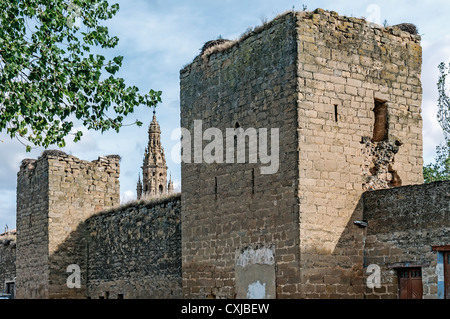 Tours du mur de pierre médiévale avec le clocher de l'église en arrière-plan dans la ville de Santo Domingo de la Calzada, La Rioja, Espagne, Europe. Banque D'Images