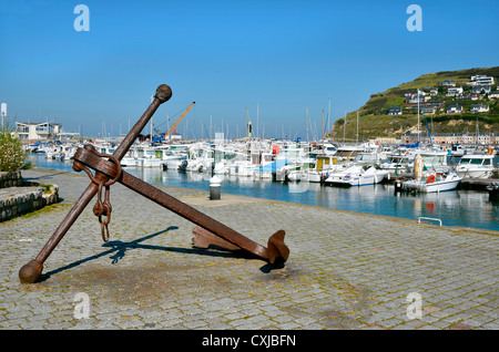 Vieille ancre marine dans le port de Fécamp, commune française située dans le département de la Seine-Maritime et la région Haute-Normandie France Banque D'Images