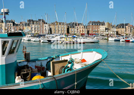 Bateau de pêche libre dans le port de Dieppe, commune française située dans le département de la Seine-Maritime et la région Haute-Normandie France Banque D'Images