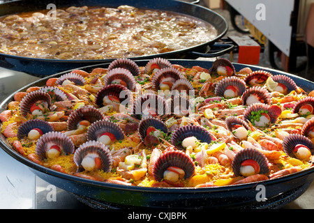 Bols de fruits de mer cuits en vente dans un marché de rue dans la région de Domme, Aquitaine, Dordogne, France Banque D'Images