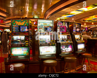 Les Machines à sous électroniques, Casino, Radiance of the Seas Cruise Ship Banque D'Images