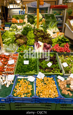 Des légumes frais à la vente à Stuttgarter Markthalle, Stuttgart, Bade-Wurtemberg, Allemagne Banque D'Images