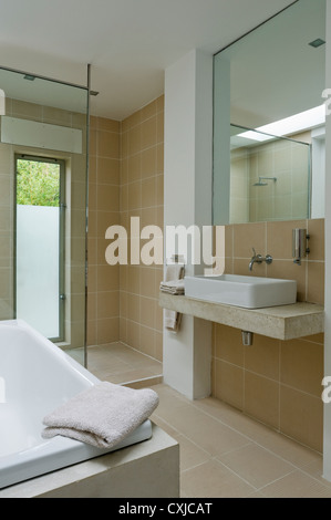 Rez-de-chaussée salle de bain avec puits et Philippe Starck sanitaire Banque D'Images