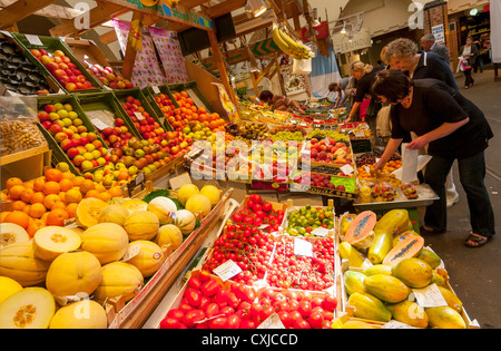 Fruits frais en vente à Stuttgarter Markthalle, Stuttgart, Bade-Wurtemberg, Allemagne Banque D'Images