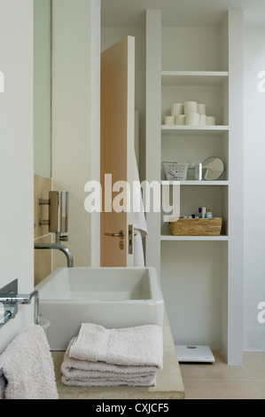 Rez-de-chaussée salle de bain avec puits et Philippe Starck sanitaire Banque D'Images