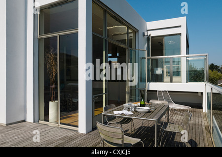 Extérieur de nouvelle construction en duplex, avec un large usage de verre Banque D'Images