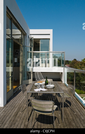 Extérieur de nouvelle construction en duplex, avec un large usage de verre Banque D'Images