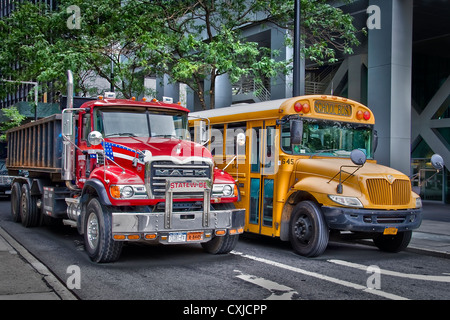 Camion rouge et jaune autobus scolaire dans une rue du centre-ville de Manhattan - New York USA Banque D'Images