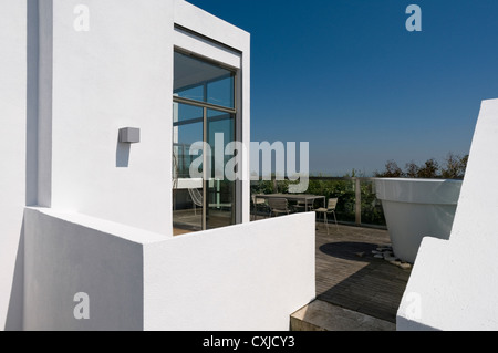 Extérieur de nouvelle construction en duplex, avec un large usage de verre Banque D'Images