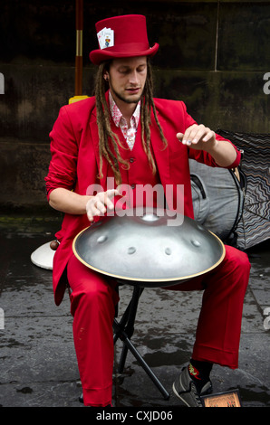 Homme jouant de PANart percussion inhabituelle dans l'instrument de la rue Royal Mile, Édimbourg, Écosse, lors du Festival Fringe. Banque D'Images