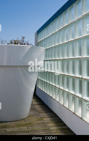 Extérieur de nouvelle construction en duplex, avec un large usage de verre Banque D'Images