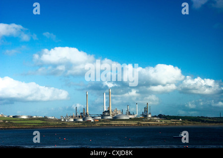 Raffinerie de pétrole Pembroke, Rhoscrowther le long de la côte du Pembrokeshire, Parc National de Pembrokeshire, Pays de Galles, Royaume-Uni Banque D'Images