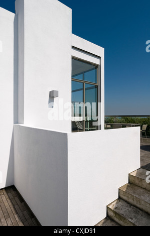 Extérieur de nouvelle construction en duplex, avec un large usage de verre Banque D'Images