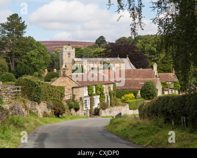 Dans le village Derbyshire North York Moors National Park au Royaume-Uni temps Heather Banque D'Images