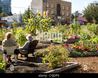 Couple Enjoying Davie Village jardin communautaire, Vancouver, CA Banque D'Images