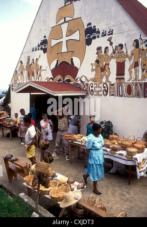 Carib Indiens caraïbes, les Indiens, les Indiens Carib, fournisseurs, marché artisanal, l'église Sainte Marie, Salybia, Territoire Carib, Dominique Banque D'Images