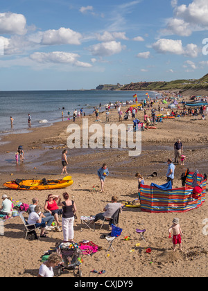 Sandsend North Yorkshire UK. Vue générale de la plage en été en direction de Whitby. Banque D'Images
