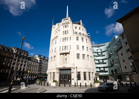 Bâtiment Art Déco original BBC Broadcasting House à Portland place avec la nouvelle extension du centre de diffusion, à droite. Londres, Royaume-Uni. La statue controversée d'Eric Gill est montrée avant qu'elle ne soit endommagée. Banque D'Images