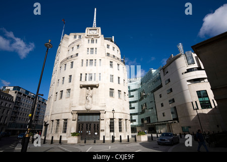 Bâtiment Art Déco original BBC Broadcasting House à Portland place avec la nouvelle extension du centre de diffusion, à droite. Londres, Royaume-Uni. La statue controversée d'Eric Gill est montrée avant qu'elle ne soit endommagée. Banque D'Images