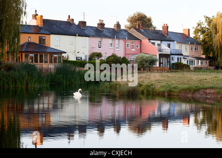 Chalets colorés par l'eau de Sudbury Sudbury Suffolk prés à l'aube de l'Angleterre Banque D'Images