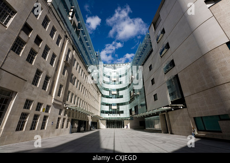 À la recherche dans le nouveau centre de diffusion modernes / extension de la BBC Broadcasting House Building à Portland Place, London. UK. Banque D'Images