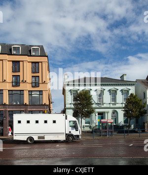 L'extérieur de prison van Cour Bangor, Irlande du Nord Banque D'Images